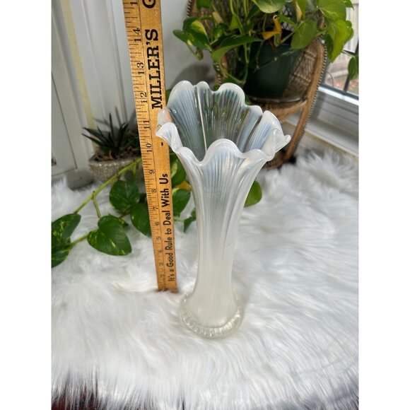 Carnival glass iridescent white swung/ripple/wave vase scratched inside - Picture 7 of 7